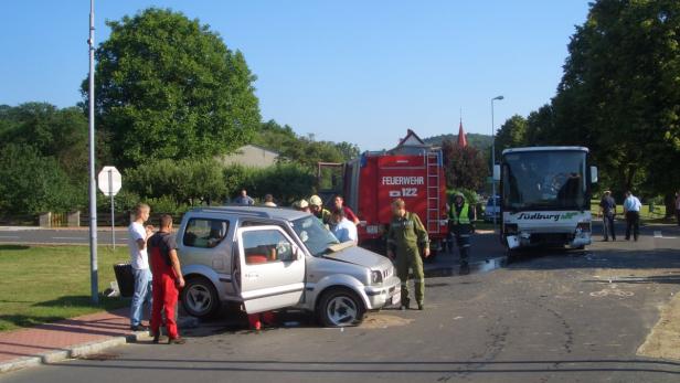 Ein Verletzter bei Unfall mit Schulbus