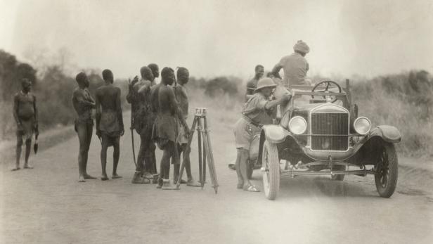 „Rast auf der Autostraße Amadi – Terrakekka“, 5. März 1927. Rechts im Bild nimmt Bedrich Machulka, Expeditionsleiter Bernatziks, einen Schluck aus der Wasserflasche.