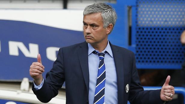 José Mourinho gibt zwei Daumen hoch.
