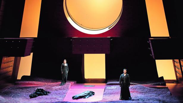 Nina Stemme (Turandot) und Alexander Antonenko (Kalaf) an der Mailänder Scala in der Inszenierung von Nikolaus Lehnhoff (Bühne: Raimund Bauer)