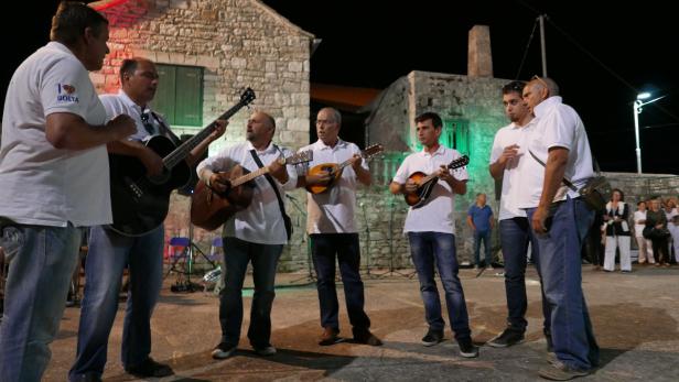 Inselleben: Die Männer vom Kuparićweg bei einem sommerabendlichen Auftritt in Gornje Selo