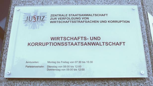 Schild der Wirtschafts- und Korruptionsstaatsanwaltschaft mit Öffnungszeiten.