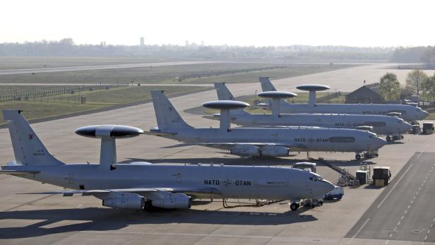 weiße Flugzeuge auf denen in schwarzen Großbuchsten NATO steht, stehen auf einem Flugzeug-Landeplatz