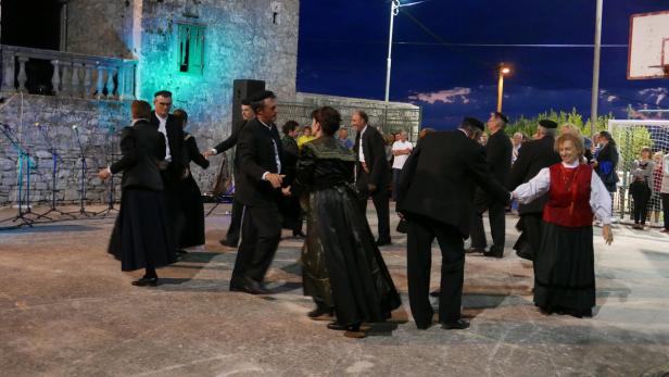Inselleben: Des Bürgermeisters Tanzgruppe beim sommerabendlichen Auftritt in Gornje Selo