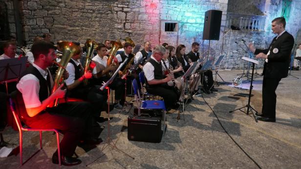 Inselleben: Die Blasmusikkapelle bei einem sommerabendlichen Auftritt in Gornje Selo