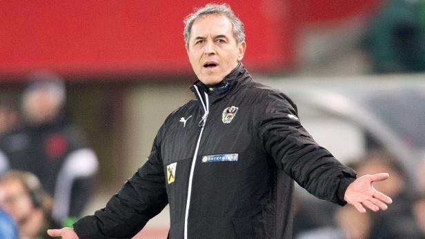 Der Trainer der österreichischen Nationalmannschaft gestikuliert am Spielfeldrand.