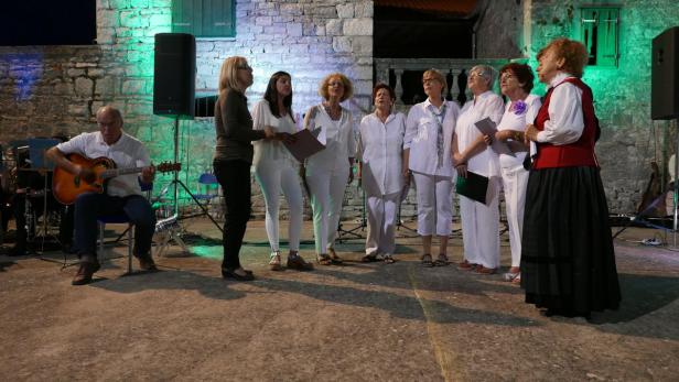 Inselleben: Der Frauenchor Škojić bei einem sommerabendlichen Auftritt in Gornje Selo