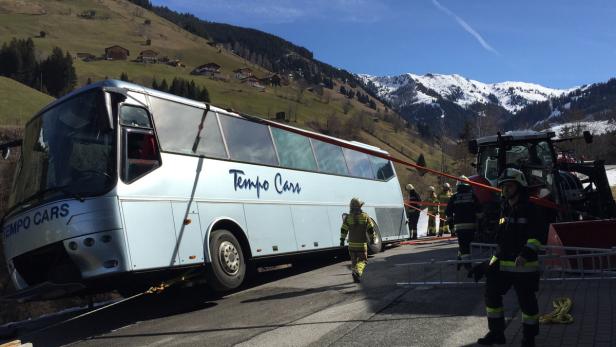 SALZBURG: MIT KINDERN VOLL BESETZTER REISEBUS DROH Der Bus aus Belgien musste geborgen werden.