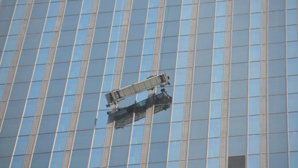 Fensterputzer saßen beim DC Tower in einer Putzgondel fest.