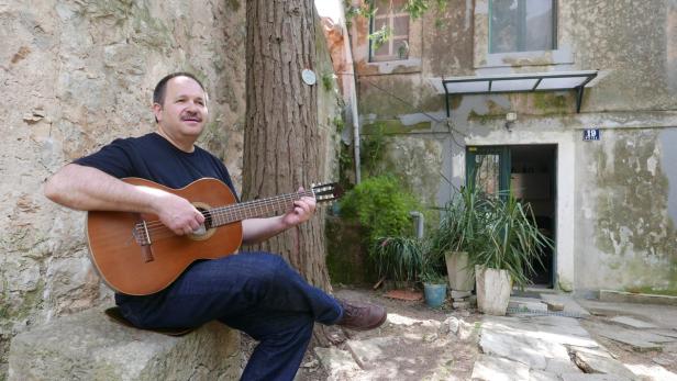 Daheim in Dalmatien: Josip Čenić vor dem Haus seines Vaters, im Paradies seiner Kindheit