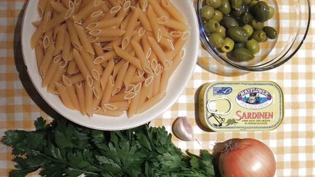 Vermicelli mit Salsa alla Sophia Zutaten: Petersilie, Knoblauch, Anchovis, Oliven, Kapern, Zwiebel, Olivenöl, Salz, Pfeffer Die große Diva empfiehlt Vermicelli, Linguine oder Trenette. Wir haben uns für Spaghetti entschieden. Nach dem Kochen empfiehlt Loren, die Nudeln in einer Pfanne leicht anzubraten. Da es abends schnell gehen muss, haben wir darauf verzichtet.