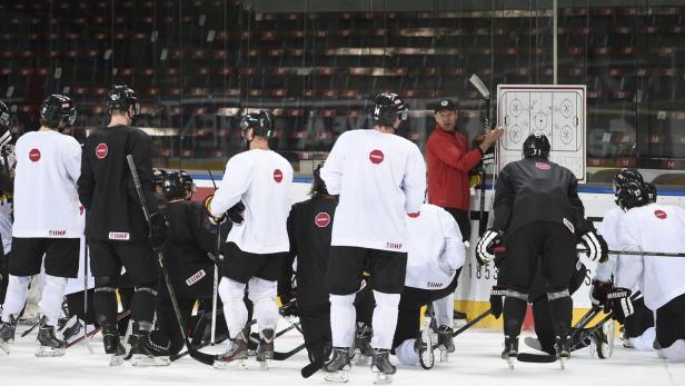 Headcoach Daniel Ratushny ließ am Donnerstag vor allem die Offensive trainieren