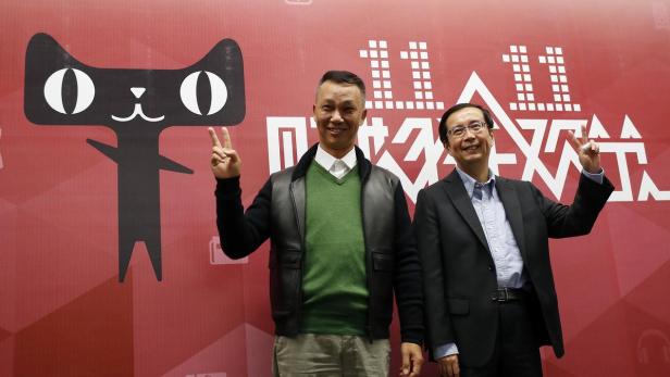 Jonathan Lu (links) gibt den Chefsessel an Daniel Zhang (rechts) ab.