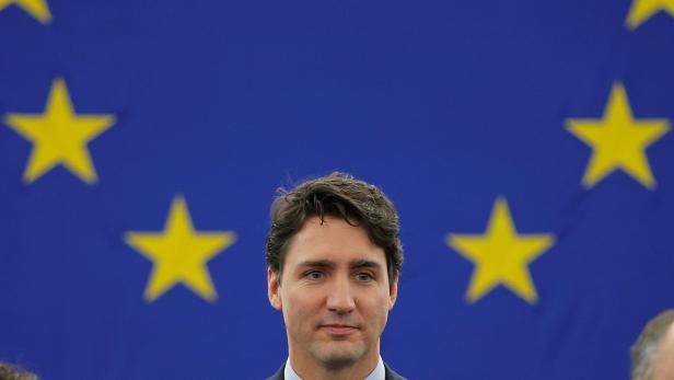 Justin Trudeau vor der Flagge der Europäischen Union.