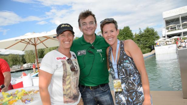 Babygerücht: Organisator Hannes Jagerhofer mit Volleyballerinnen Stefanie &amp; Doris Schwaiger.