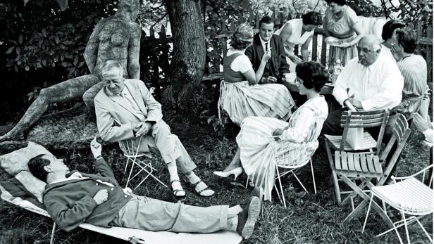 Oskar Kokoschka bei einer Gartenparty des Kunsthändlers Friedrich Welz. Mit dem Dirigenten István Kertész, dem Musikologen H.C. Robbins und der Malerin Milein Cossmann