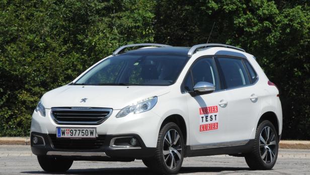 Ein weißer Peugeot 2008 mit „Kurier Test Kurier“-Aufklebern auf der Seite.