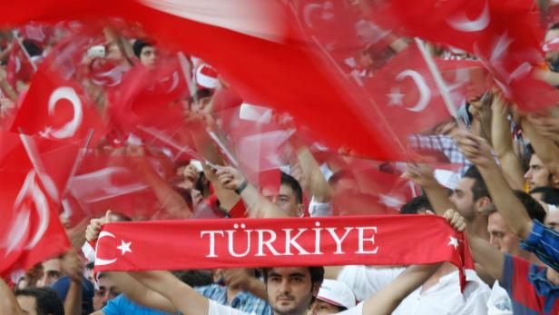 Die türkischen Fußballfans unterstützen ihre Teams sehr emotional und lautstark.