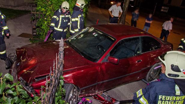 Mit einem nicht für den Verkehr zugelassenen Auto und ohne Führerschein landete ein !7-Jähriger in Baden im Kirchenzaun