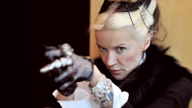 ISA TRENDS: Daphne Guinness versteigert Modesammlung