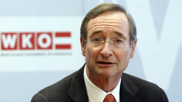 Ein Mann mit Brille und Anzug vor dem Logo der Wirtschaftskammer Österreich (WKOÖ).