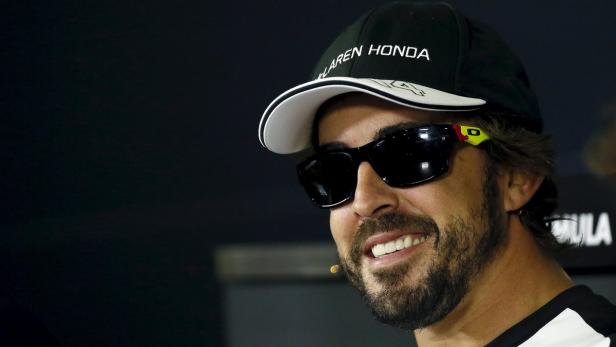 Alonso schützte seine Augen auch bei der Pressekonferen mit einer schwarzen Brille