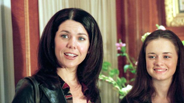 Lorelai und Rory Gilmore, gespielt von Lauren Graham und Alexis Bledel, lächeln.