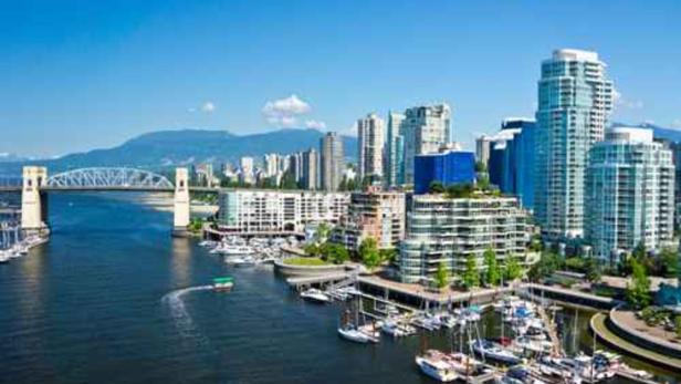„Vancouver ist wirklich eine Reise wert. Wir haben dort auch eine Wohnung. Es ist eher eine kubistisch, moderne, gläserne Stadt, umgeben vom blauen Meer.“