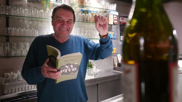 Prost, Beppo! Autor Beyerl mit seinem Buch übers Bier