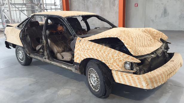 Mailand… Ein „Hatzerl“, neu interpretiert: Sarah Lucas zeigt ein zu Schrott gefahrenes Auto, mit Zigaretten besetzt
