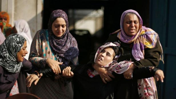 Ohnmacht: Eine Palästinenserin im Gazastreifen verliert das Bewusstsein, als sie vom Tod ihrer Schwester erfährt.
