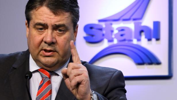 Sigmar Gabriel gestikuliert vor einem Logo der Salzgitter AG.