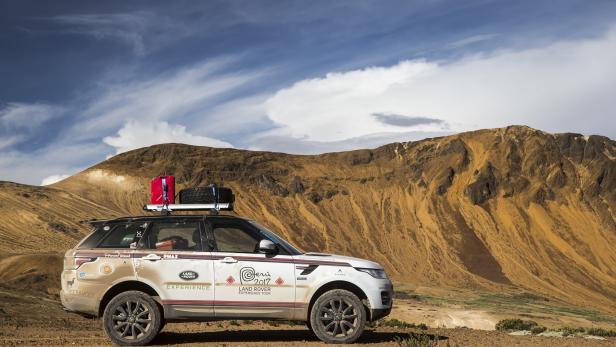 Ein Land Rover der „Peru 2017 Land Rover Experience Tour“ vor einer Berglandschaft.