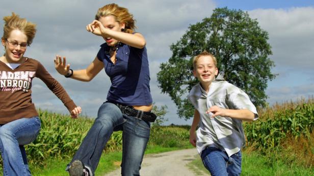 Durch Bewegung baut sich bei Kindern Gehirnmasse auf und bleibt bis ins Erwachsenenalter leistungsfähiger.