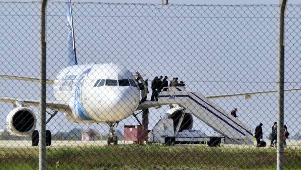Passagiere verlassen das entführte Flugzeug in Larnaka