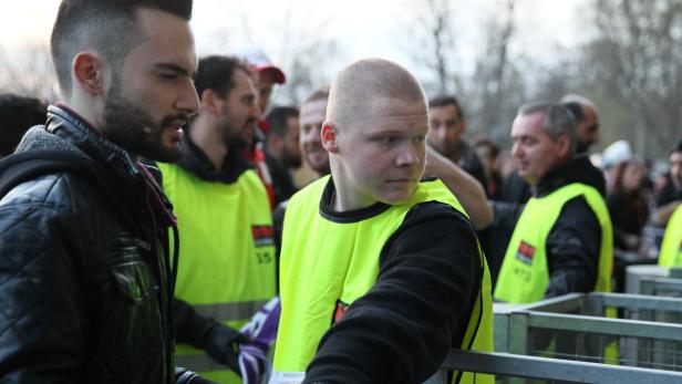 Bis zu drei Sicherheitsschleusen bei manchen der Fan-Sektoren.