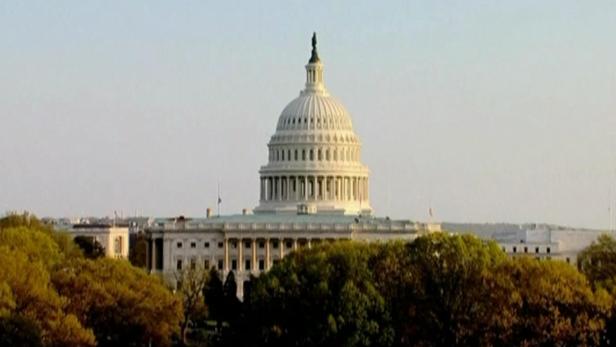 Das Kapitol der Vereinigten Staaten, umgeben von Bäumen.