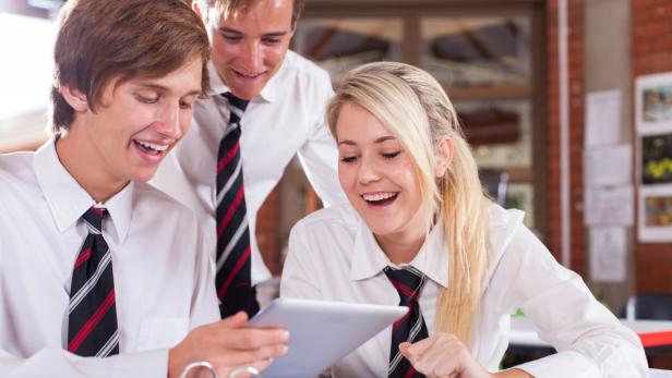 Private Investoren (TIS) wollen ein Eliteinternat für 300 internationale Schüler in Tirol errichten. Die Schüler werden Uniformen tragen (Symbolbild).