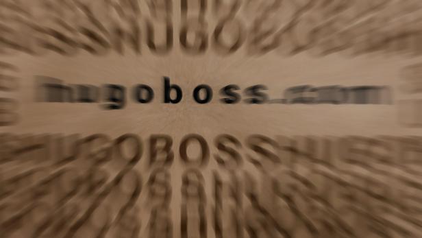 Die Webseite hugoboss.com ist auf einem beigen Hintergrund zu sehen.
