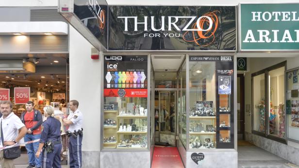 Das Uhrengeschäft Thurzo mit Schaufenstern voller Uhren und Schmuck.