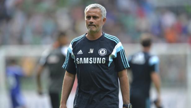 José Mourinho, Trainer des FC Chelsea, steht am Spielfeldrand.