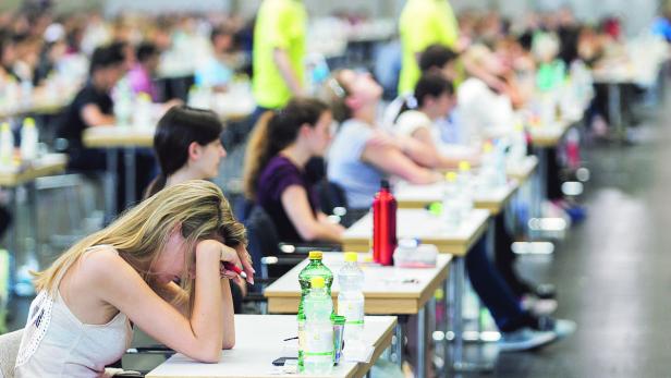 In sich gekehrte Bewerber beim MedAT Test im Juli: Die Chancen auf einen Studienplatz stehen schlecht. 6800 bekommen keinen.