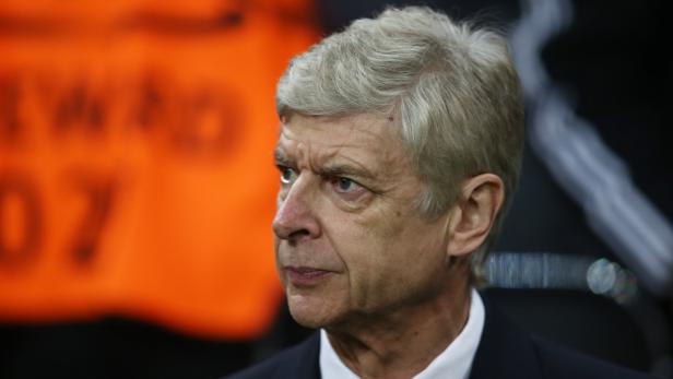 Arsène Wenger blickt nachdenklich zur Seite.