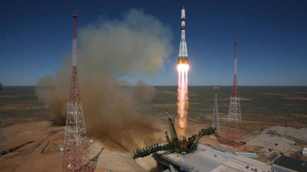 Eine Rakete startet von einer Startrampe und hinterlässt eine Rauchwolke.