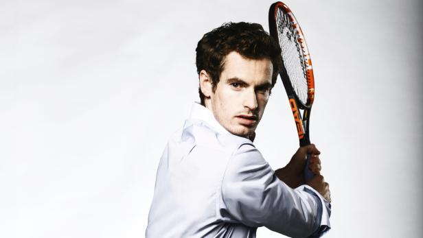 Ein Mann im Hemd hält einen Tennisschläger über seiner Schulter.