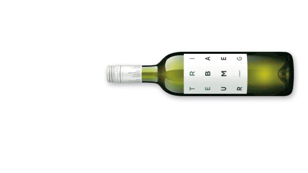 Eine Flasche „Triebaumer“ Furmint Weißwein liegt auf einer weißen Oberfläche.