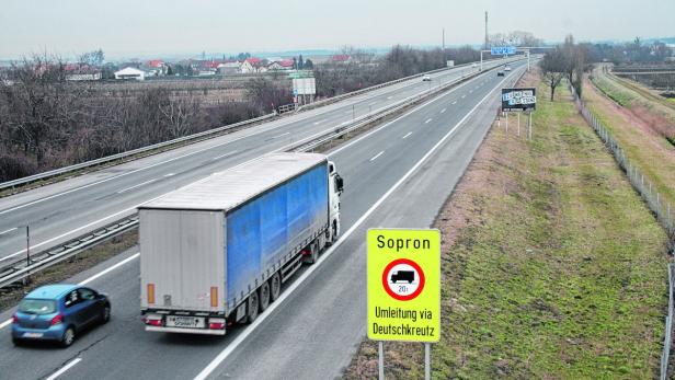 A3 bei Großhöflein, die Bewohner der Häuser links im Bild leiden besonders unter dem Auto-Lärm