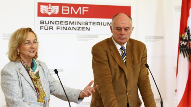 APA11136012-2 - 24012013 - WIEN - ÖSTERREICH: ZU APA 0222 WI - Finanzministerin Maria Fekter und Sektionschef Wolfgang Nolz am Donnerstag, 24. Jänner 2013, im Rahmen einer Pressekonferen zum Thema &quot;Steuerabkommen mit Liechtenstein&quot; APA-FOTO: EXPA/THOMAS HAUMER