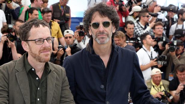 Nathaniel Kahn und Jonathan Lethem posieren vor einer Wand von Fotografen.
