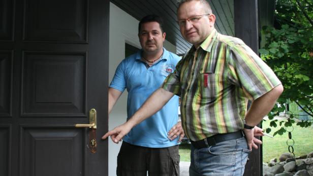 Einbruch in FPÖ-Zentrale, die Parteimanager Christian Ries (li.) und Peter Jauschowetz zeigen die aufgebrochene Tür